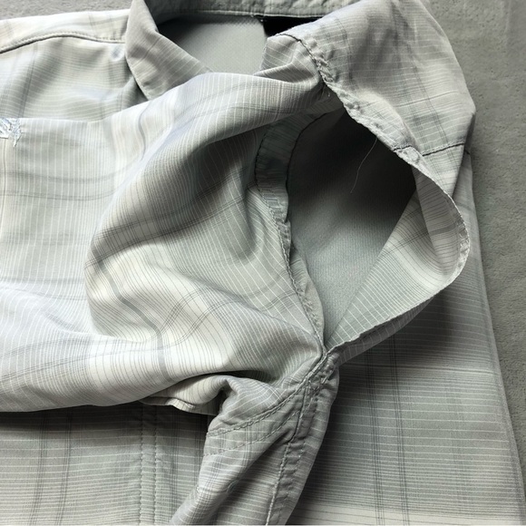 Avia Light Grey Short Sleeve Button Down Top Size Medium - Picture 7 of 11